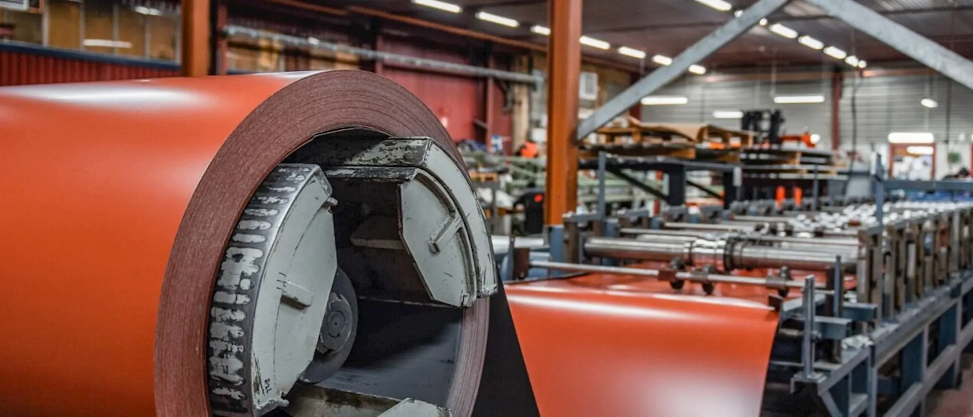 Röd plåt på rulle