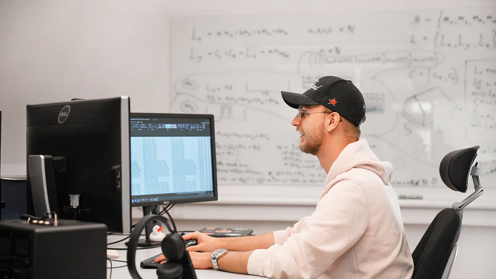 Programmerare som sitter framför datorn och ler