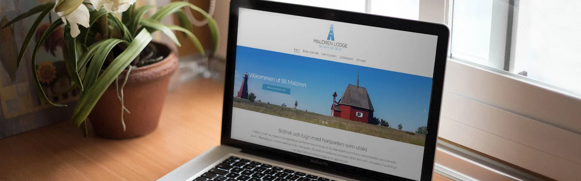 Dator som står på ett bord och visar Malörens hemsida