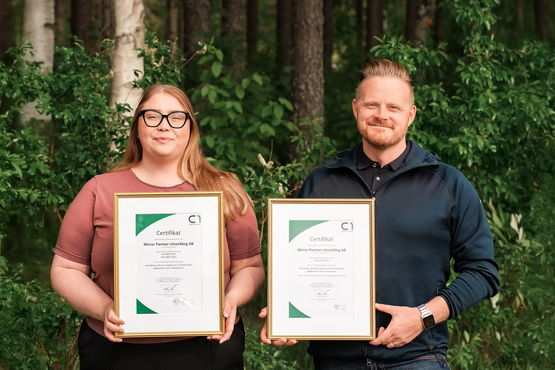 Julia och Henrik håller i ISO certifikaten
