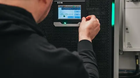 Person som konfigurera en server med hjälp av en info skärm