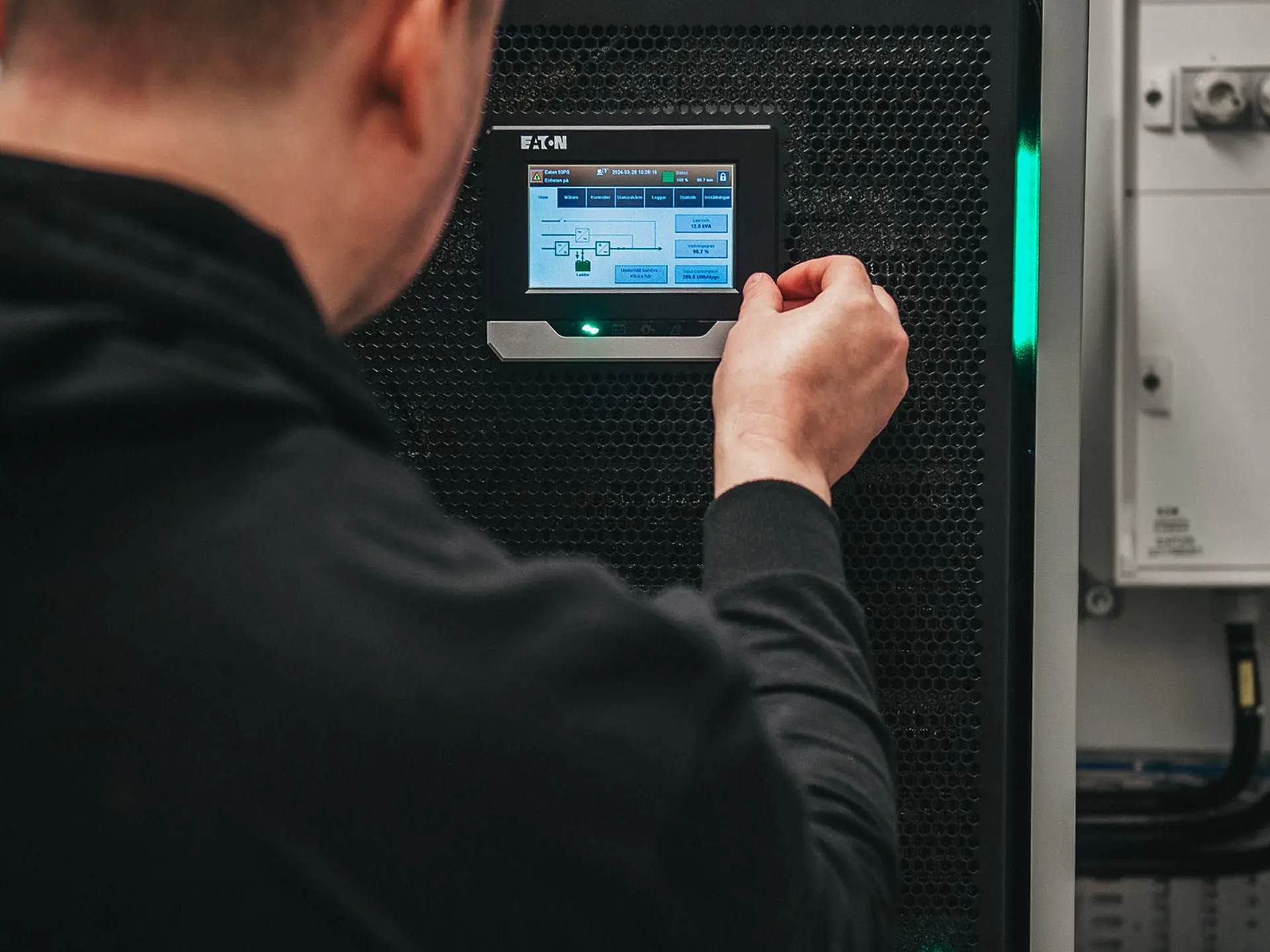 Person som konfigurera en server med hjälp av en info skärm