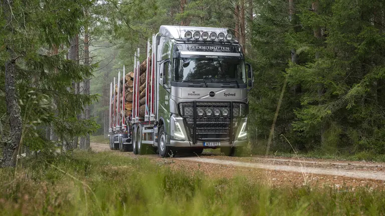 Första biogasdrivna rundvirkesbilen får ny design