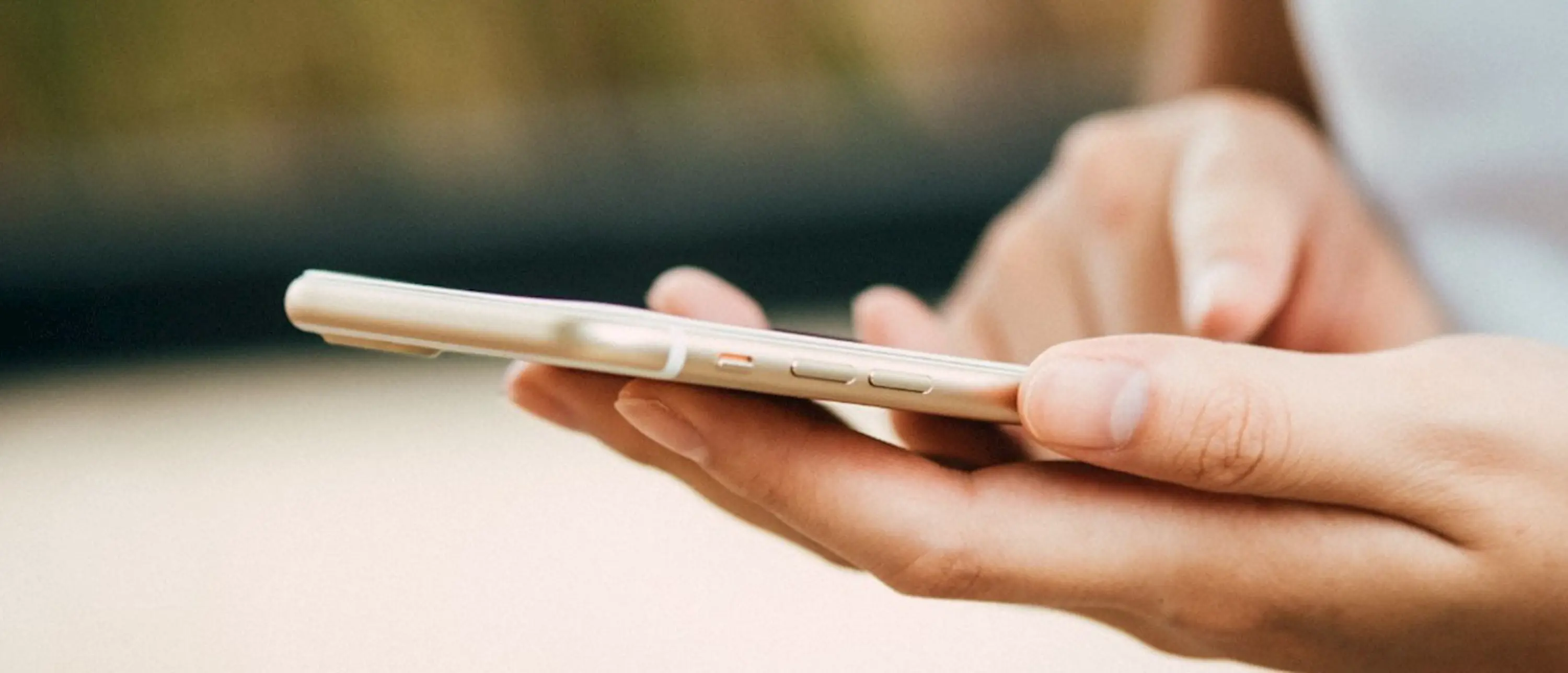 Hand som håller i en telefon