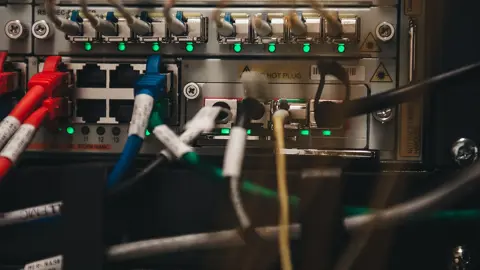 Många olika kablar som sitter i en server
