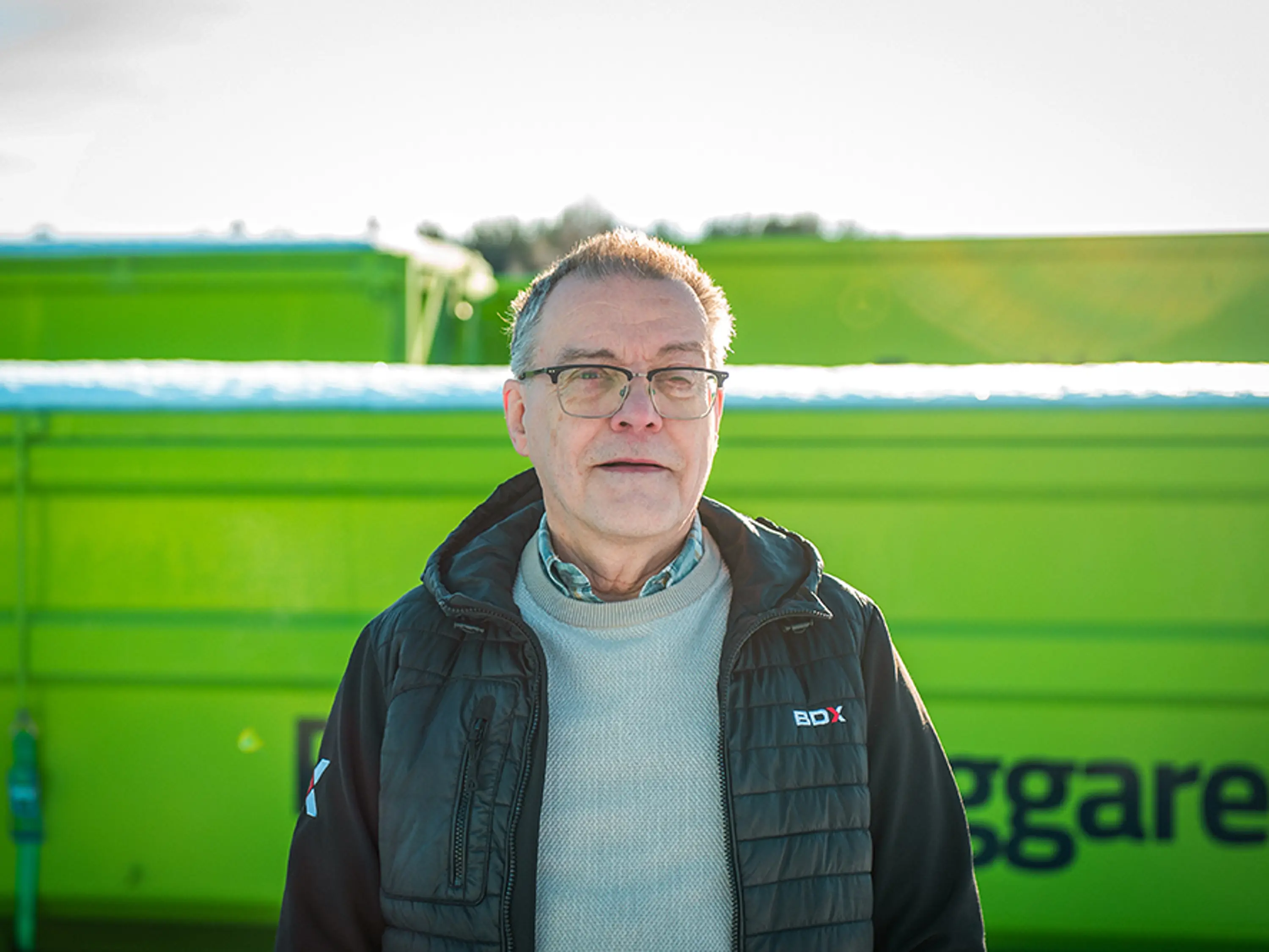 Person från BDX står framför en lastbil