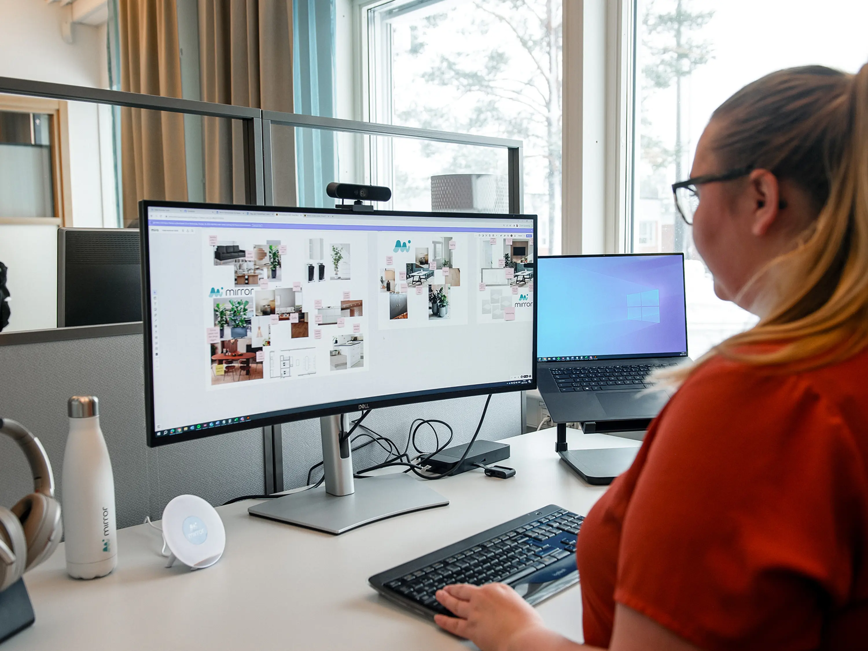 Kvinna som sitter framför en dator