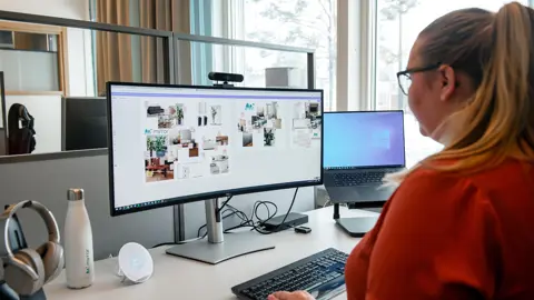 Kvinna som sitter framför en dator