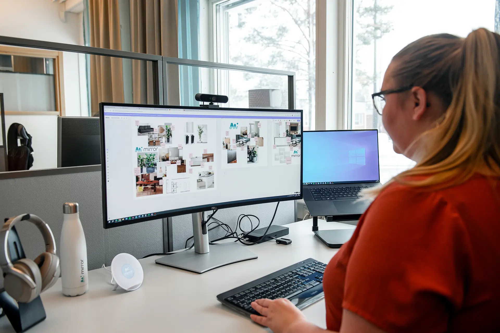 Kvinna som sitter framför en dator