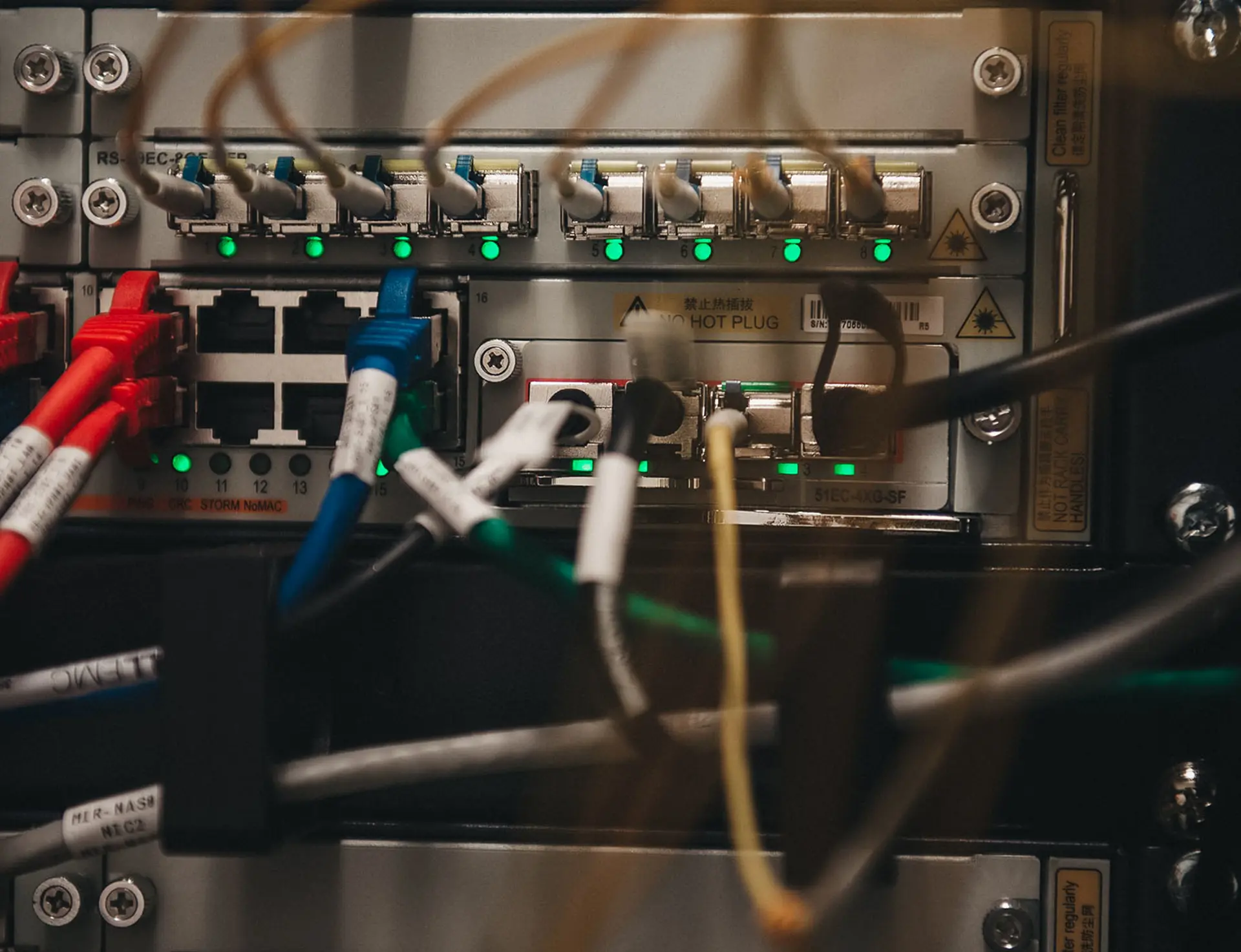 Många olika kablar som sitter i en server