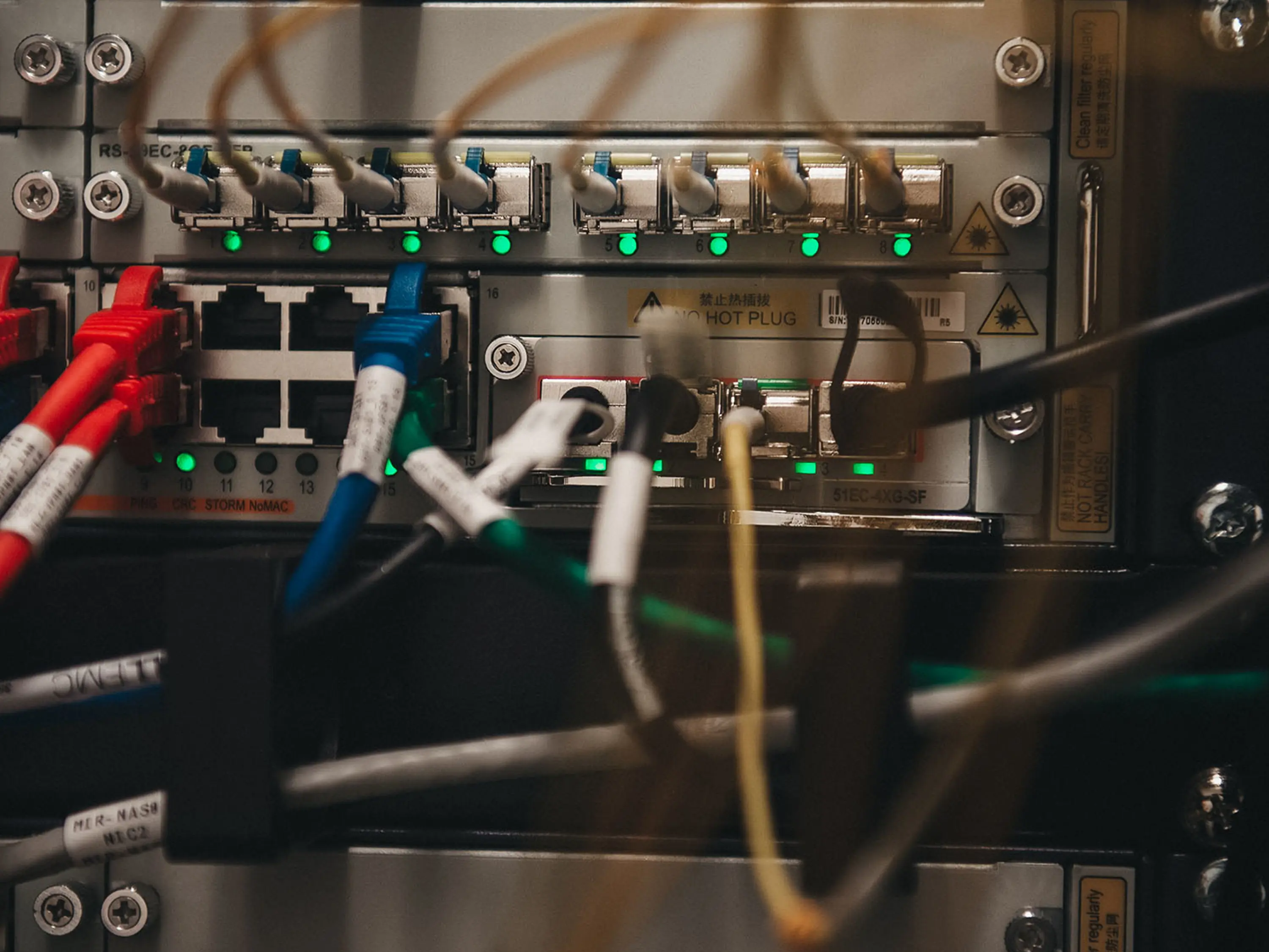 Många olika kablar som sitter i en server