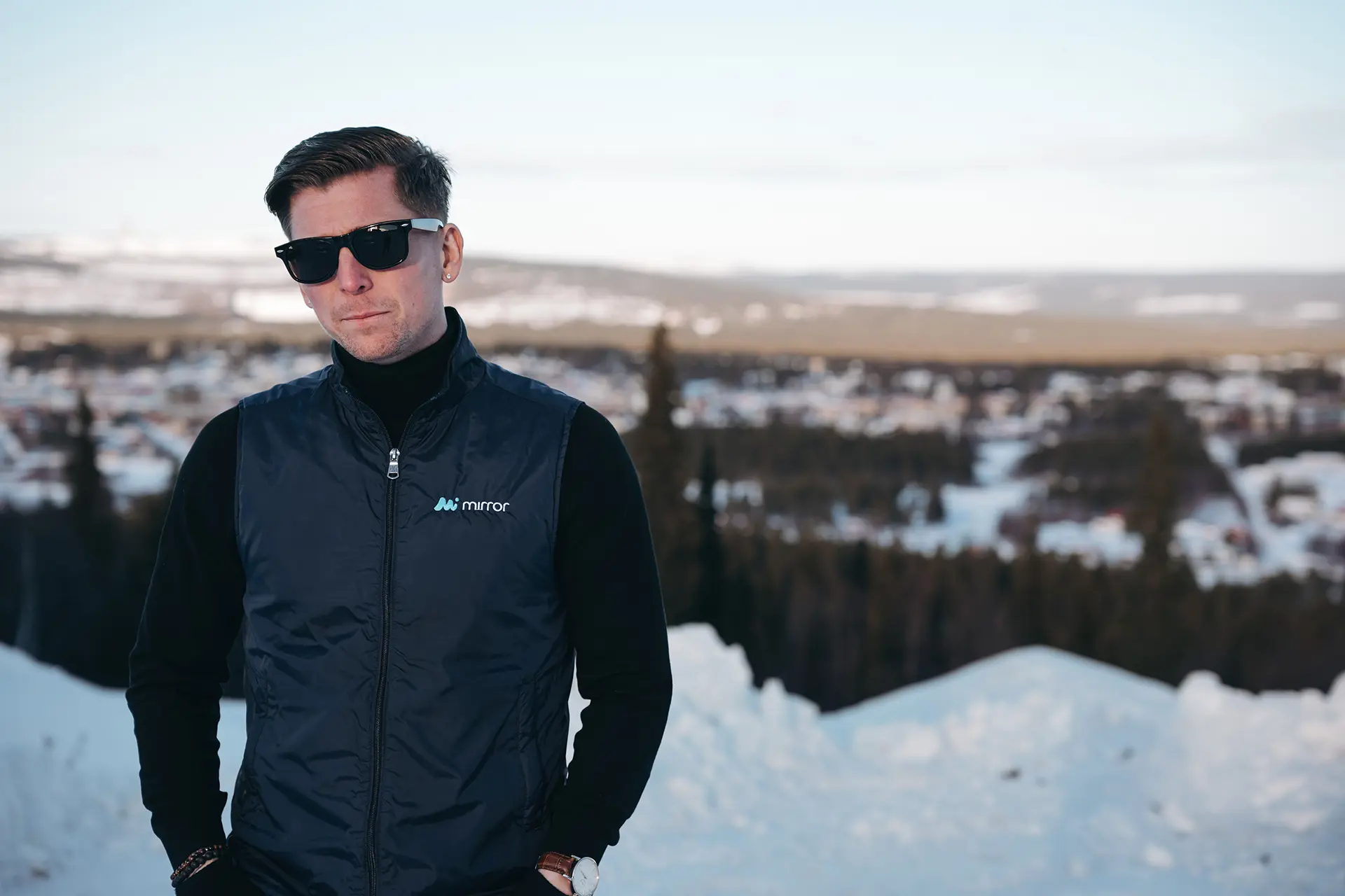 Kille i förgrunden med Gällivare i bakgrunden