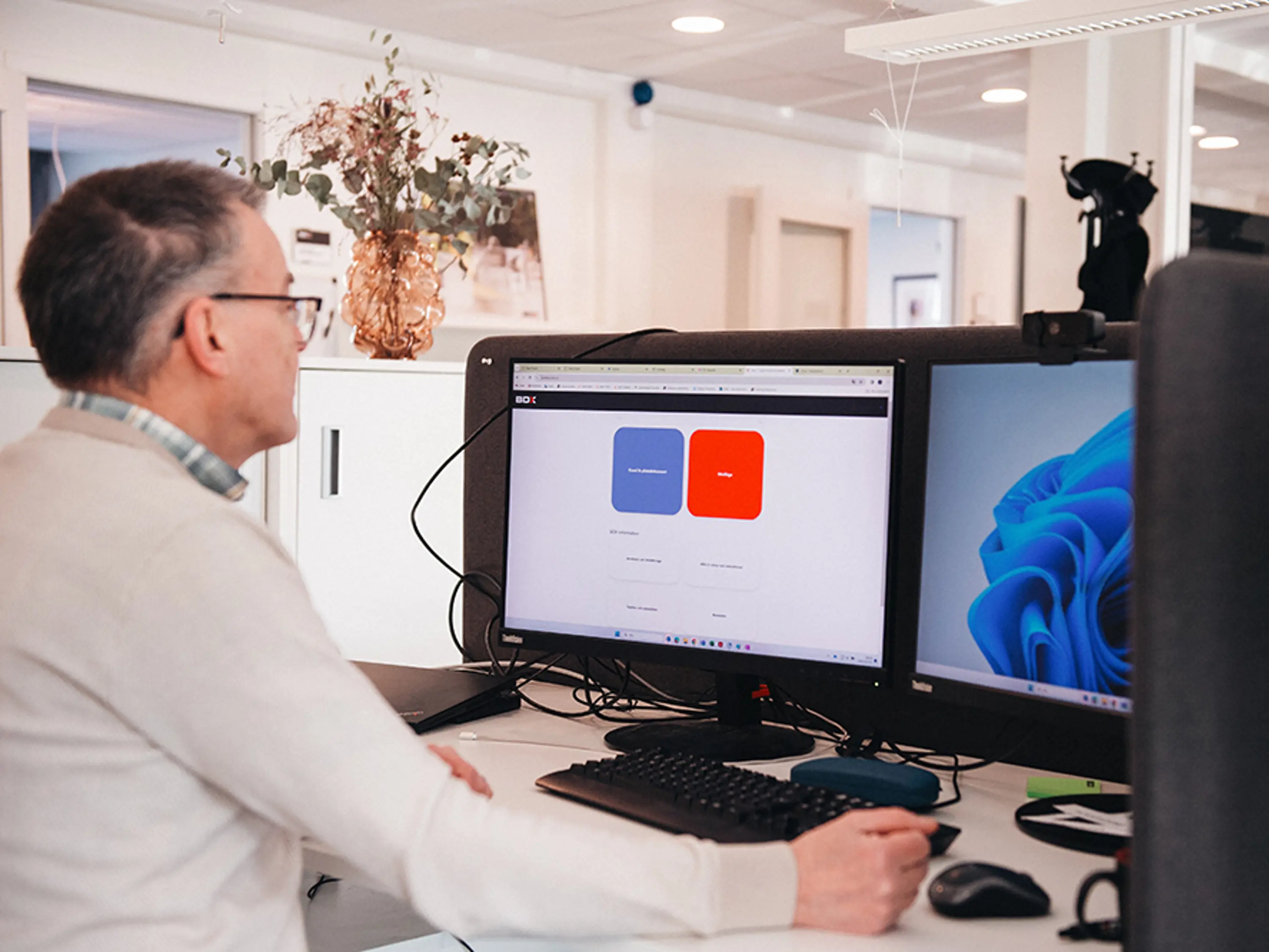 Person som sitter framför en dator med den digitala handboken