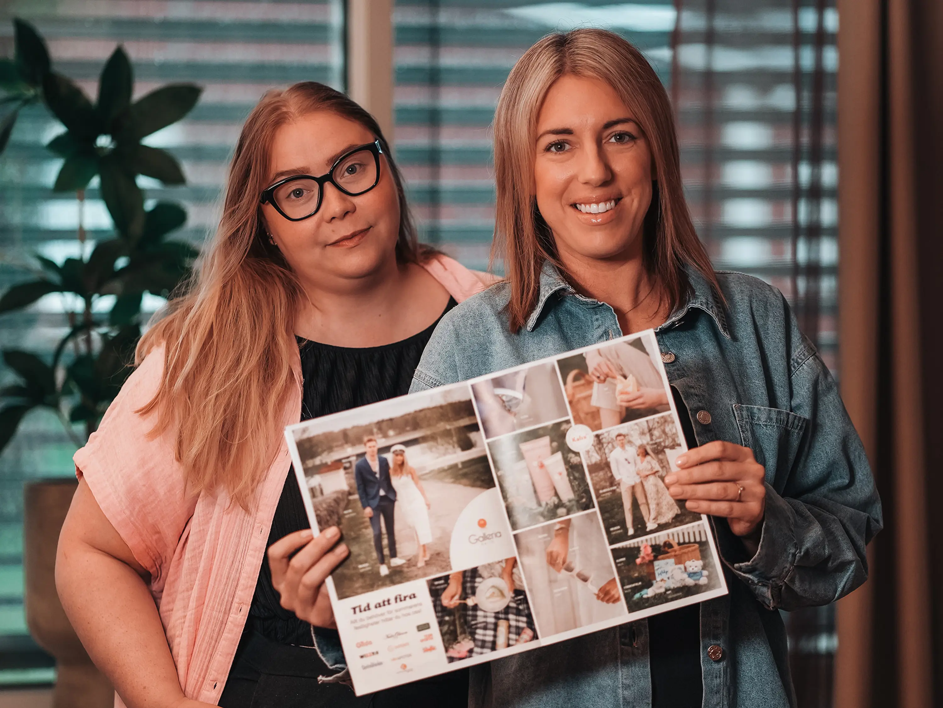 Julia och Sabina håller i en tidning