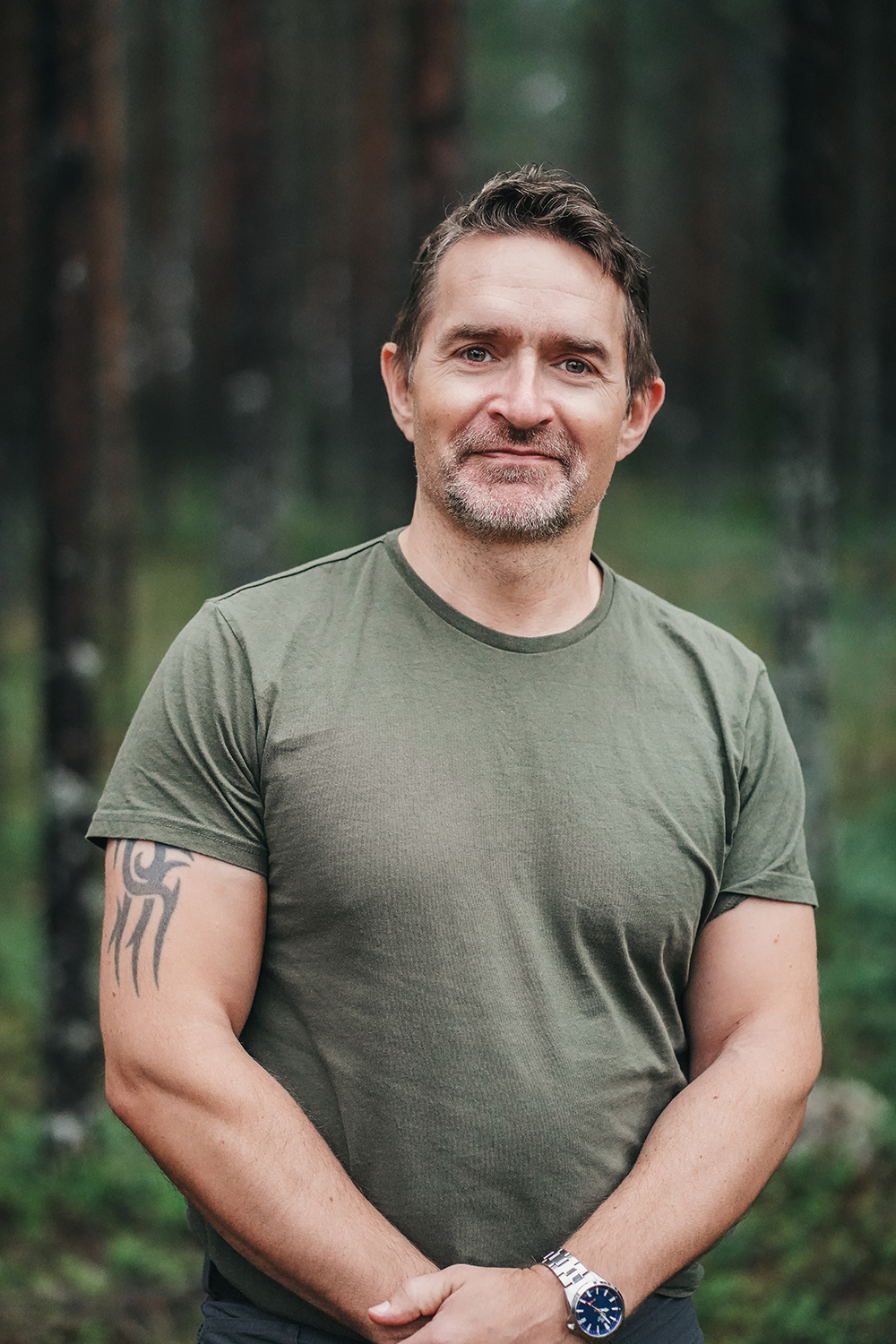 Porträtt av Per Johansson i skogen