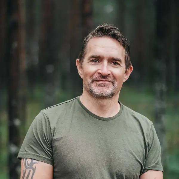 Porträtt av Per Johansson i skogen