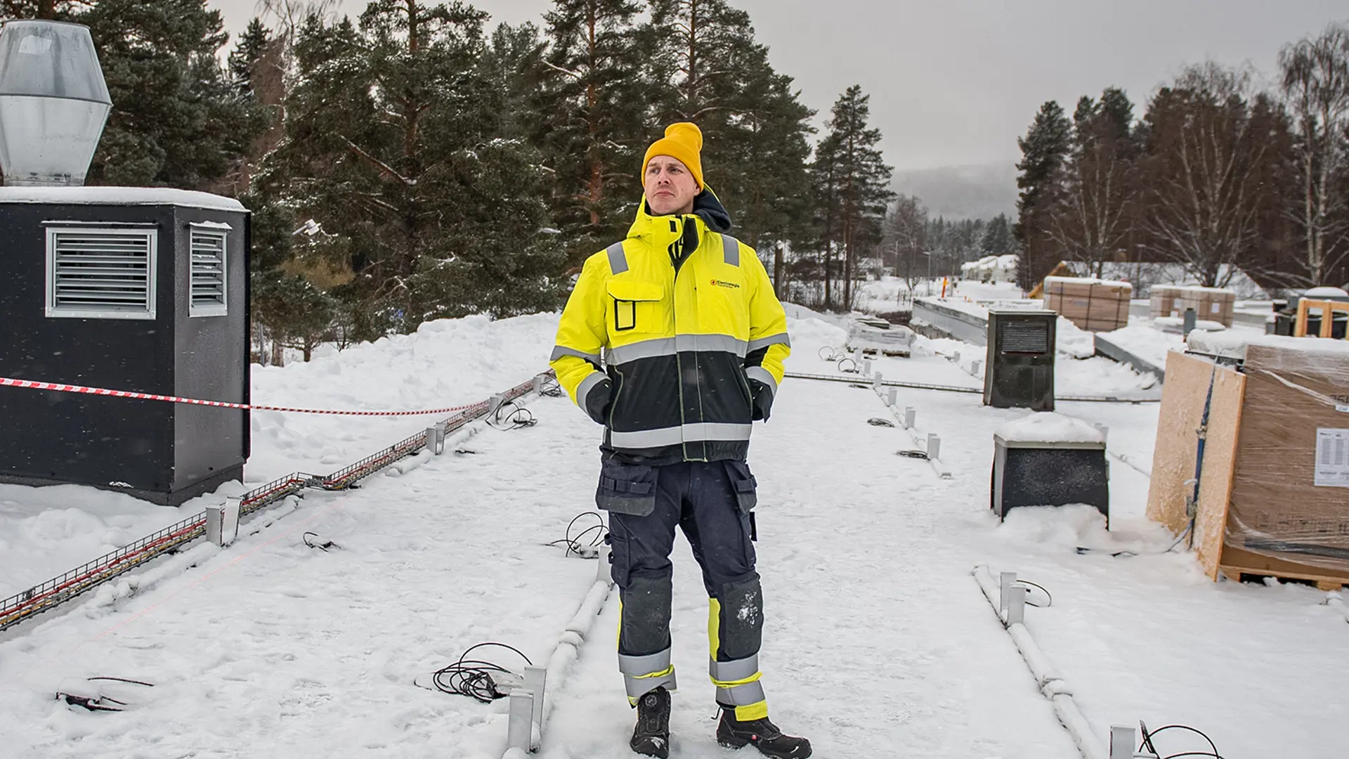 Magnus rönnlund från Electrolegio står på ett tak