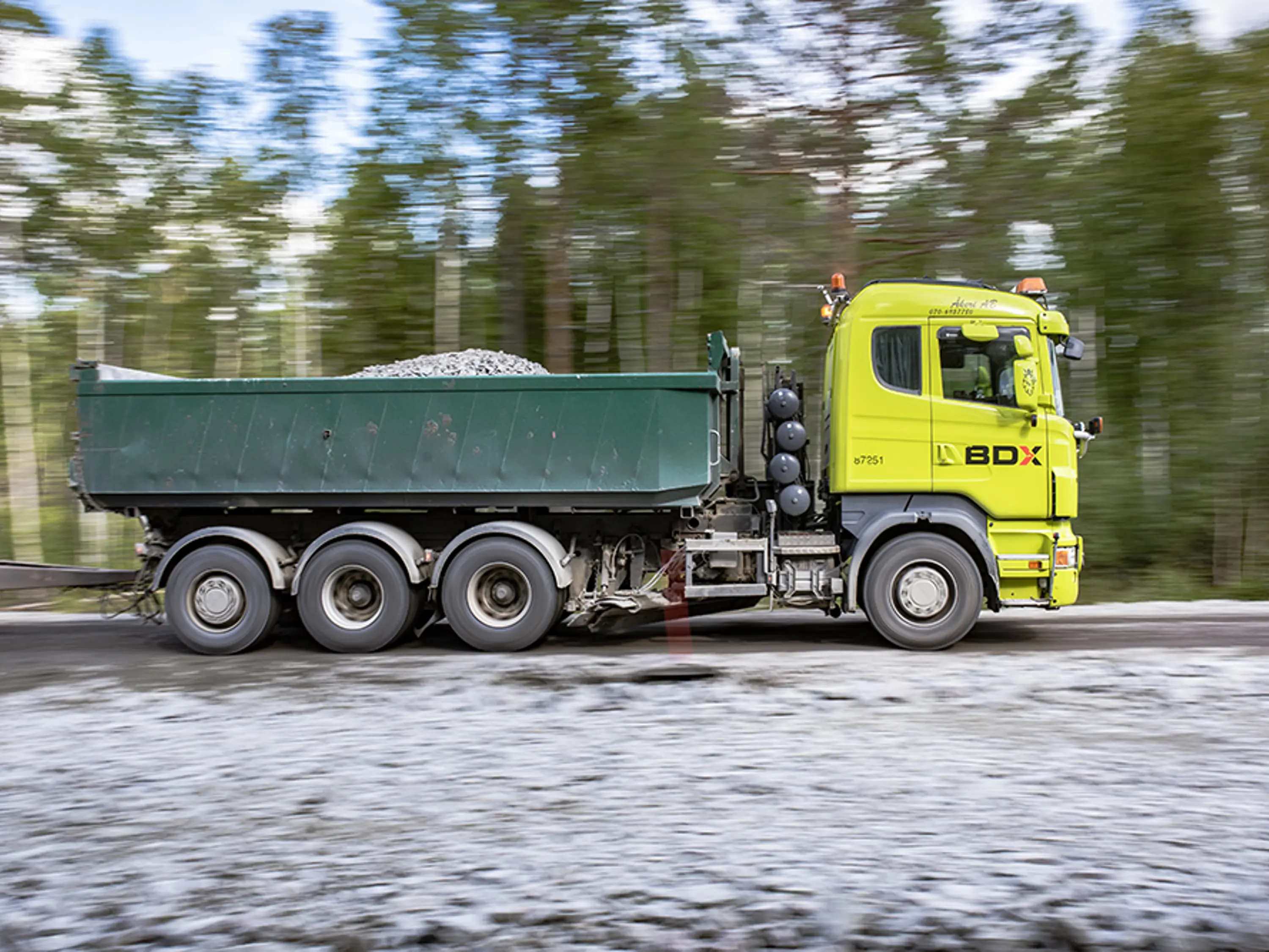 Lastbil från BDX med grus i släpet