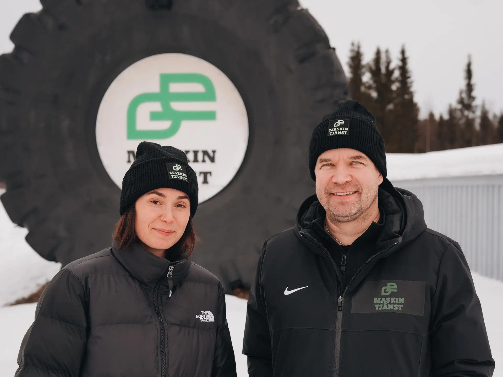 porträtt på två en kvinna och en man som står utomhus
