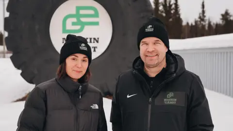 porträtt på två en kvinna och en man som står utomhus