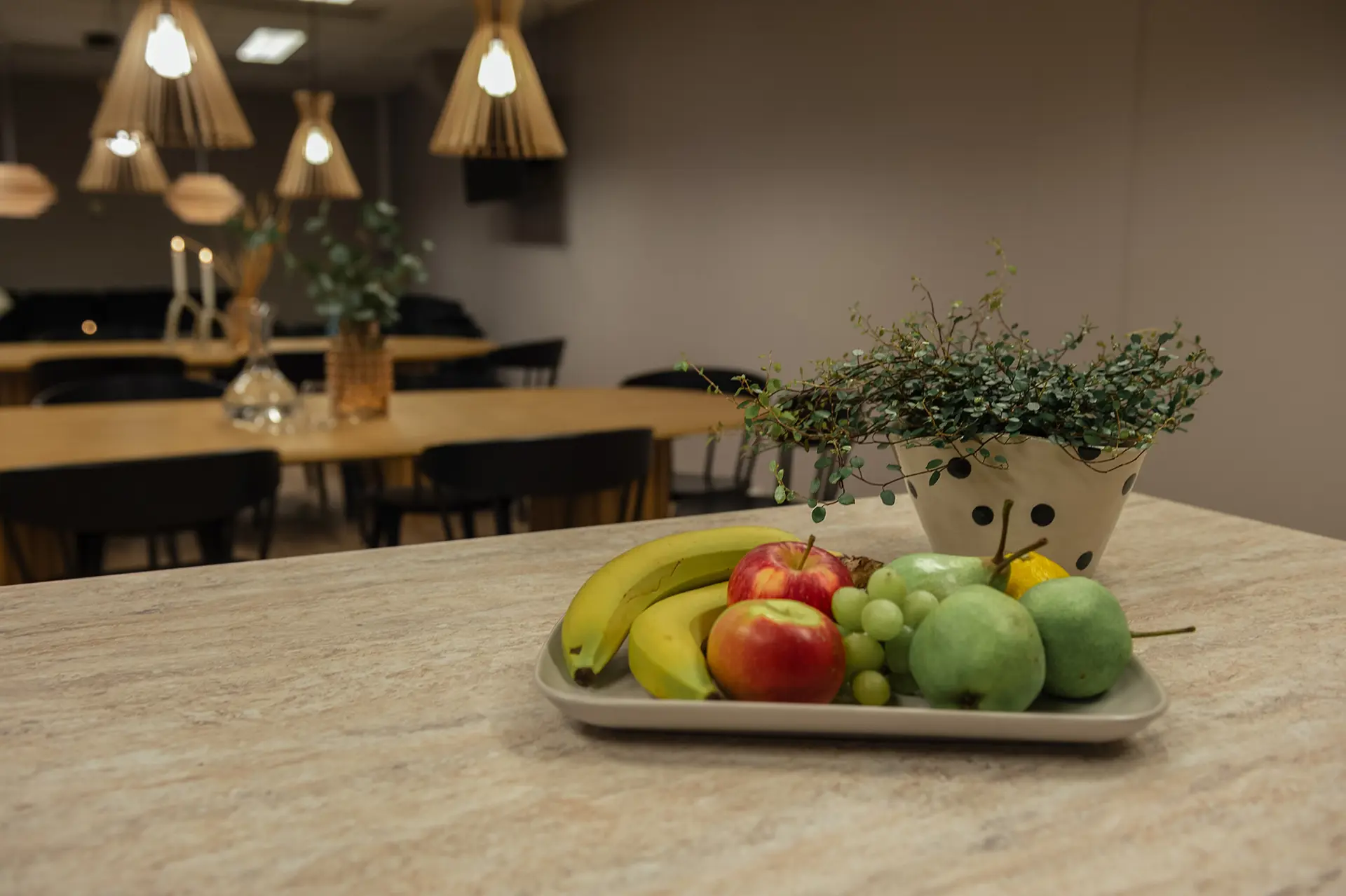 Detaljbild på en fruktskål i ett fikarum hos Mirror