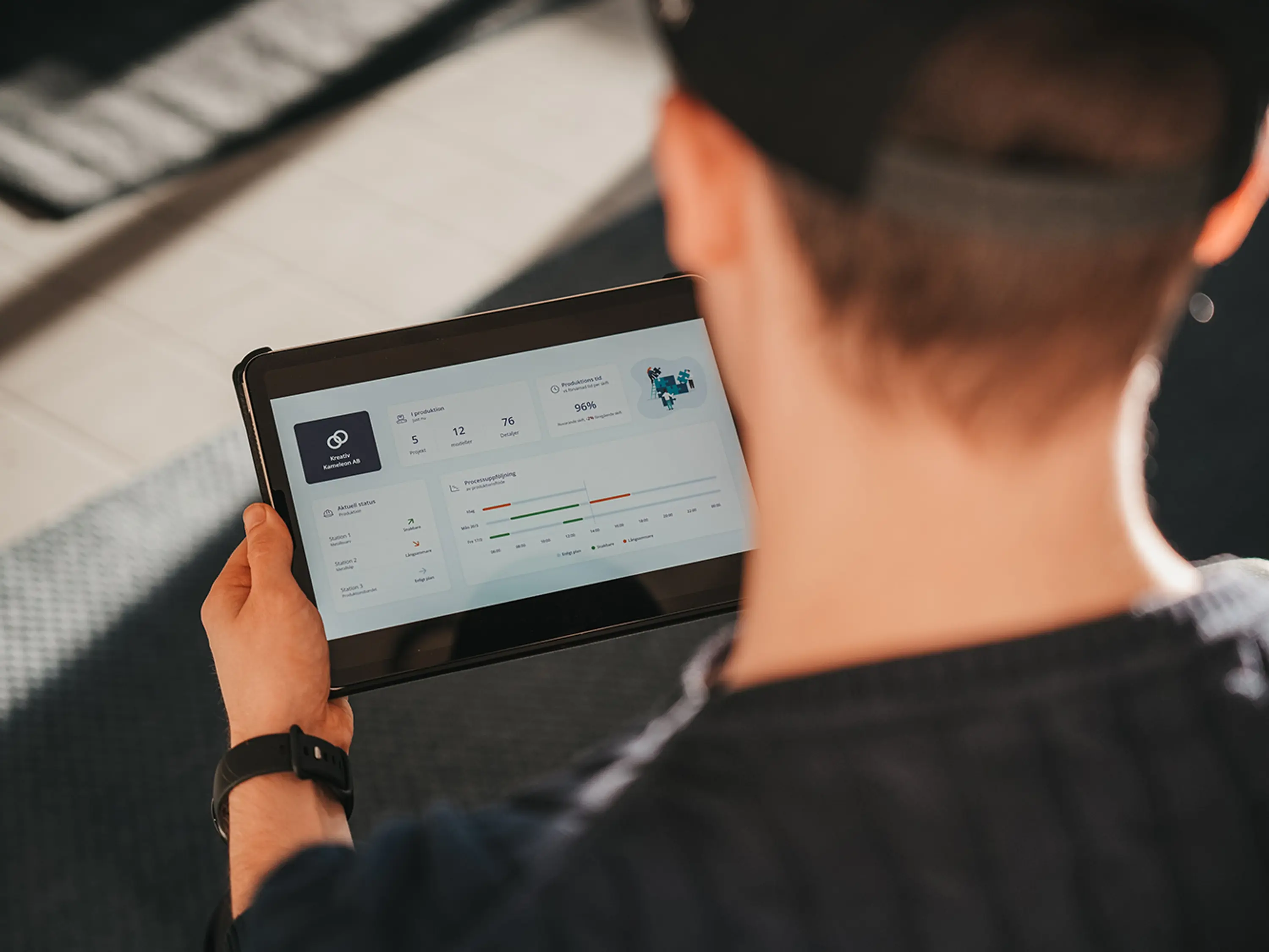Person som håller en ipad i sina händer