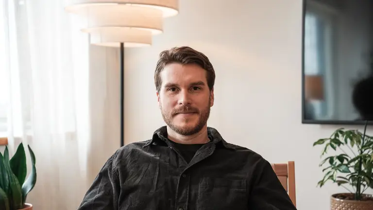 Oskar gör sin praktik hos Mirror
