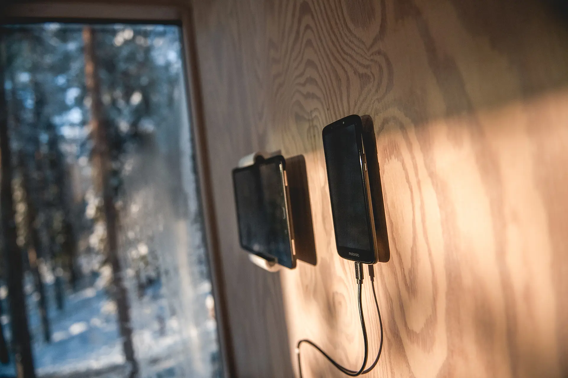 Laddstation på väggen för telefon och ipad