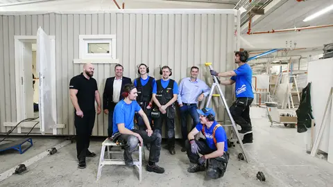 Gruppbild på några som jobbar på Älvsbyhus